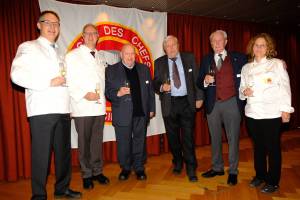 Sandra Sommer, Roger Aebischer und Beat Weibel gratulieren Armin Fahrni, Max Tschuy und Berhard Beck zu 50 Jahren CCCB